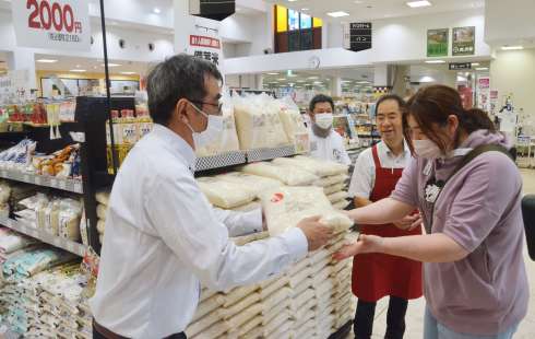 随意契約の備蓄米を受け取る買い物客ら＝１４日、鹿児島市の山形屋ショッピングプラザ皇徳寺店