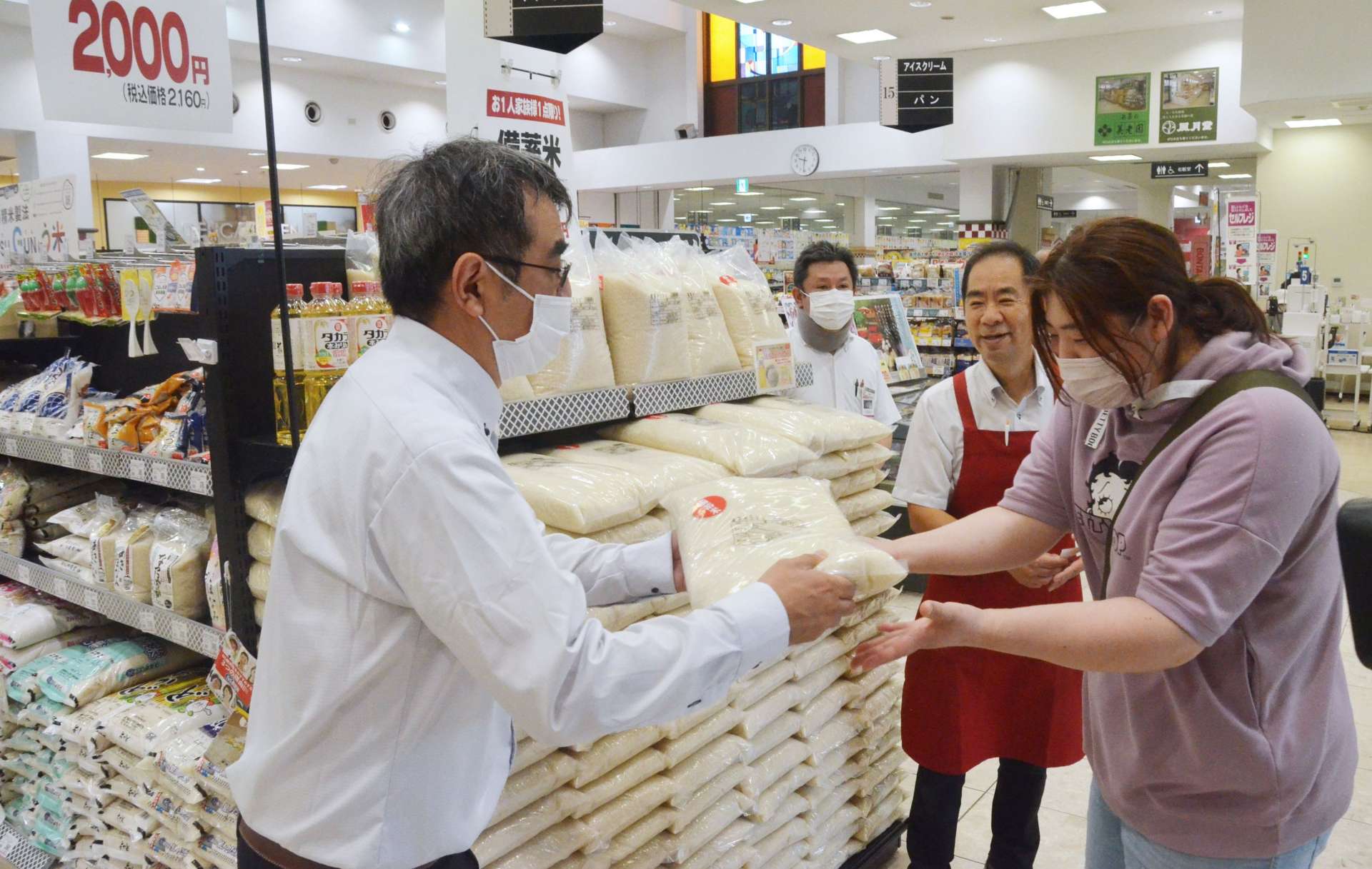 随意契約の備蓄米を受け取る買い物客ら＝１４日、鹿児島市の山形屋ショッピングプラザ皇徳寺店