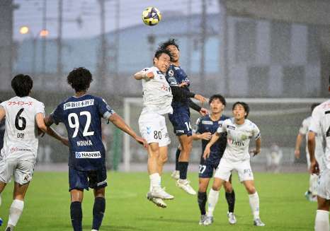 中盤で競り合う鹿児島Ｕ・吉尾＝鹿児島市の白波スタジアム