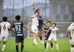 中盤で競り合う鹿児島Ｕ・吉尾＝鹿児島市の白波スタジアム