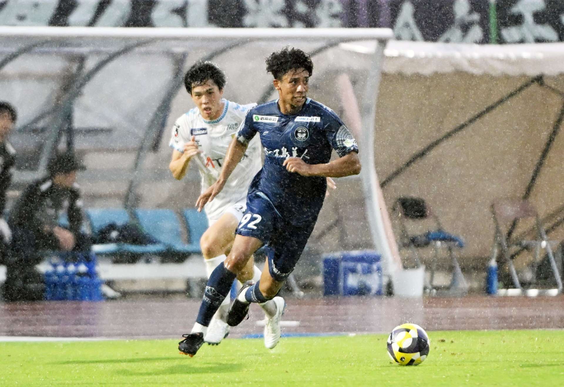 右サイドを攻め上がる鹿児島Ｕのンドカ＝鹿児島市の白波スタジアム