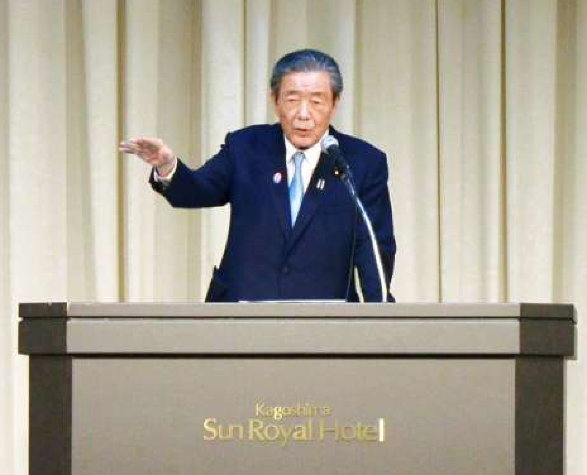 党県連定期大会であいさつする森山裕幹事長＝１４日、鹿児島市の鹿児島サンロイヤルホテル