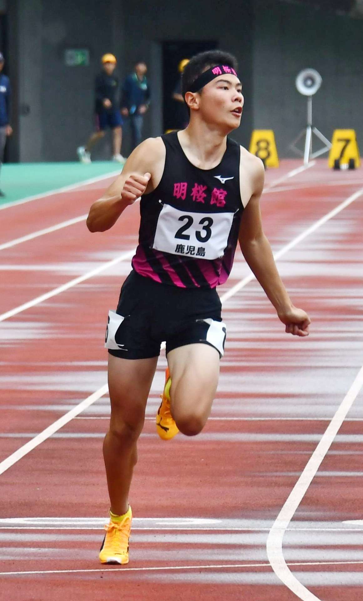 男子１００メートルを大会新で制した安田夢雄生（明桜館）＝えがお健康スタジアム