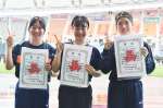 女子４００メートル障害で優勝した楠田ゆうな（鹿児島女、中央）と２位の高口永恋（鶴翔、左）、４位の上園美羽（鹿児島）