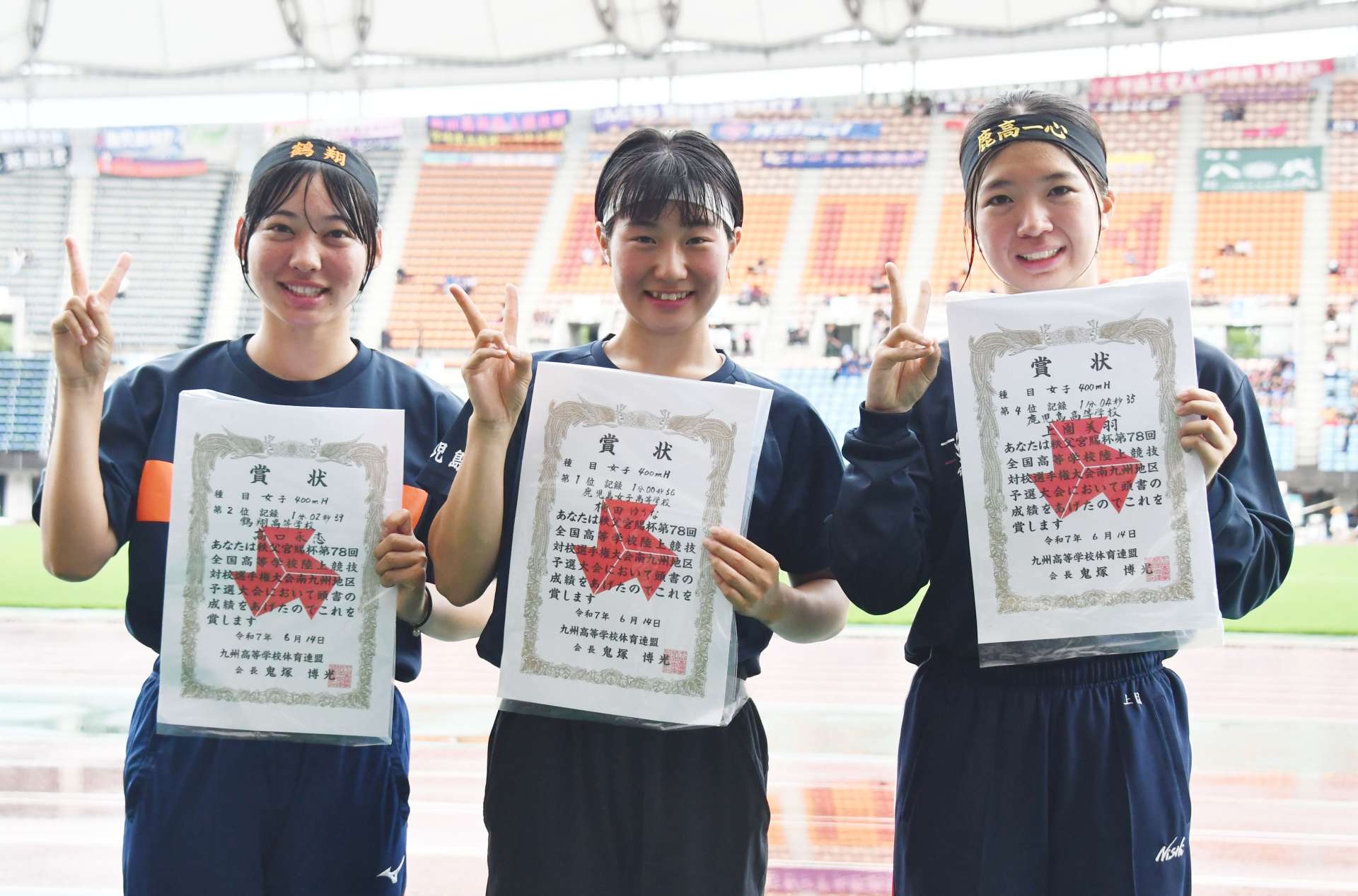 女子４００メートル障害で優勝した楠田ゆうな（鹿児島女、中央）と２位の高口永恋（鶴翔、左）、４位の上園美羽（鹿児島）