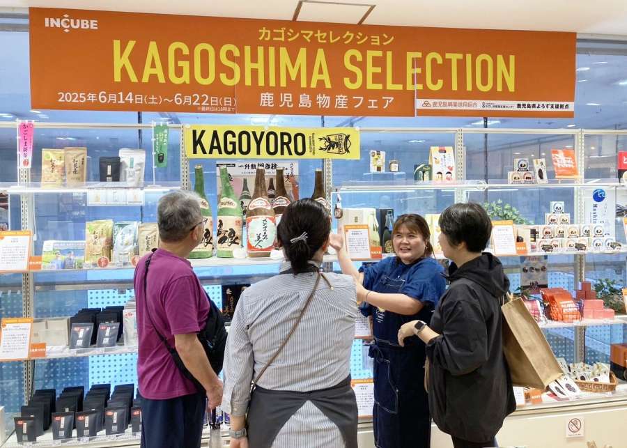 鹿児島の物産を求める客でにぎわう会場＝１４日、福岡市