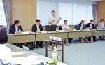 鹿児島県ＮＩＥ推進協議会総会であいさつする上谷順三郎会長＝１４日、鹿児島市の南日本新聞会館