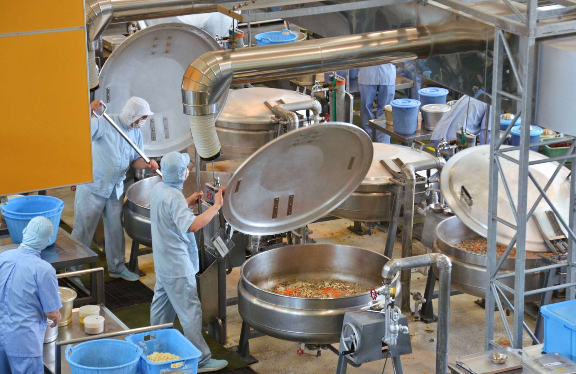大きな鍋で柳川煮を作る調理員＝１３日午前１０時すぎ、鹿児島市立中央学校給食センター