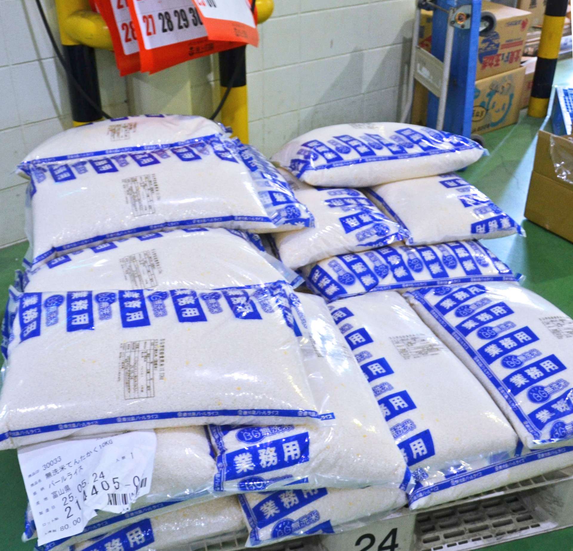 学校給食用に卸している２０２４年度富山県産の備蓄米＝４日、姶良市の鹿児島県学校給食会