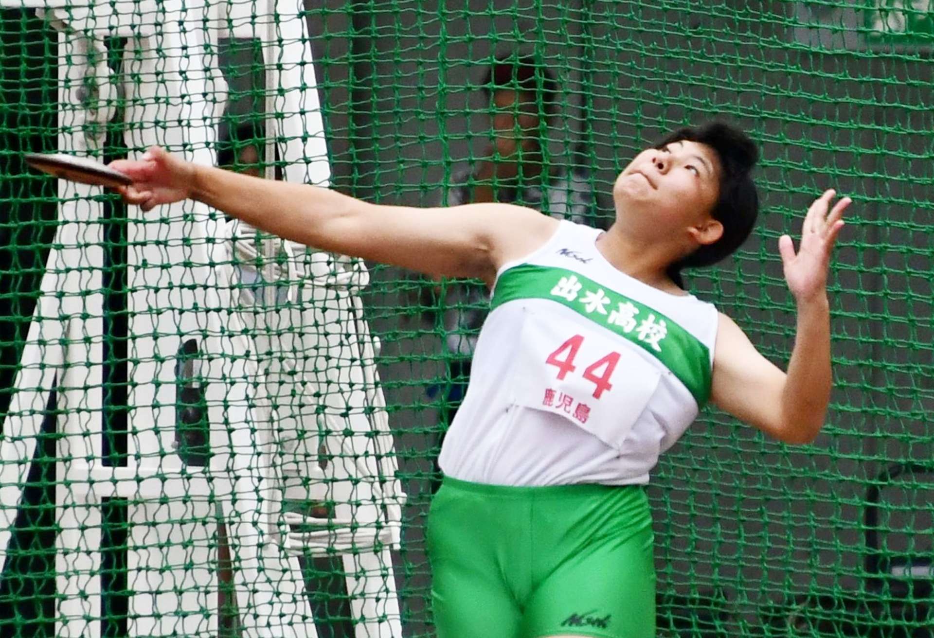 女子円盤投げで連覇を果たした松元美春（出水）＝えがお健康スタジアム