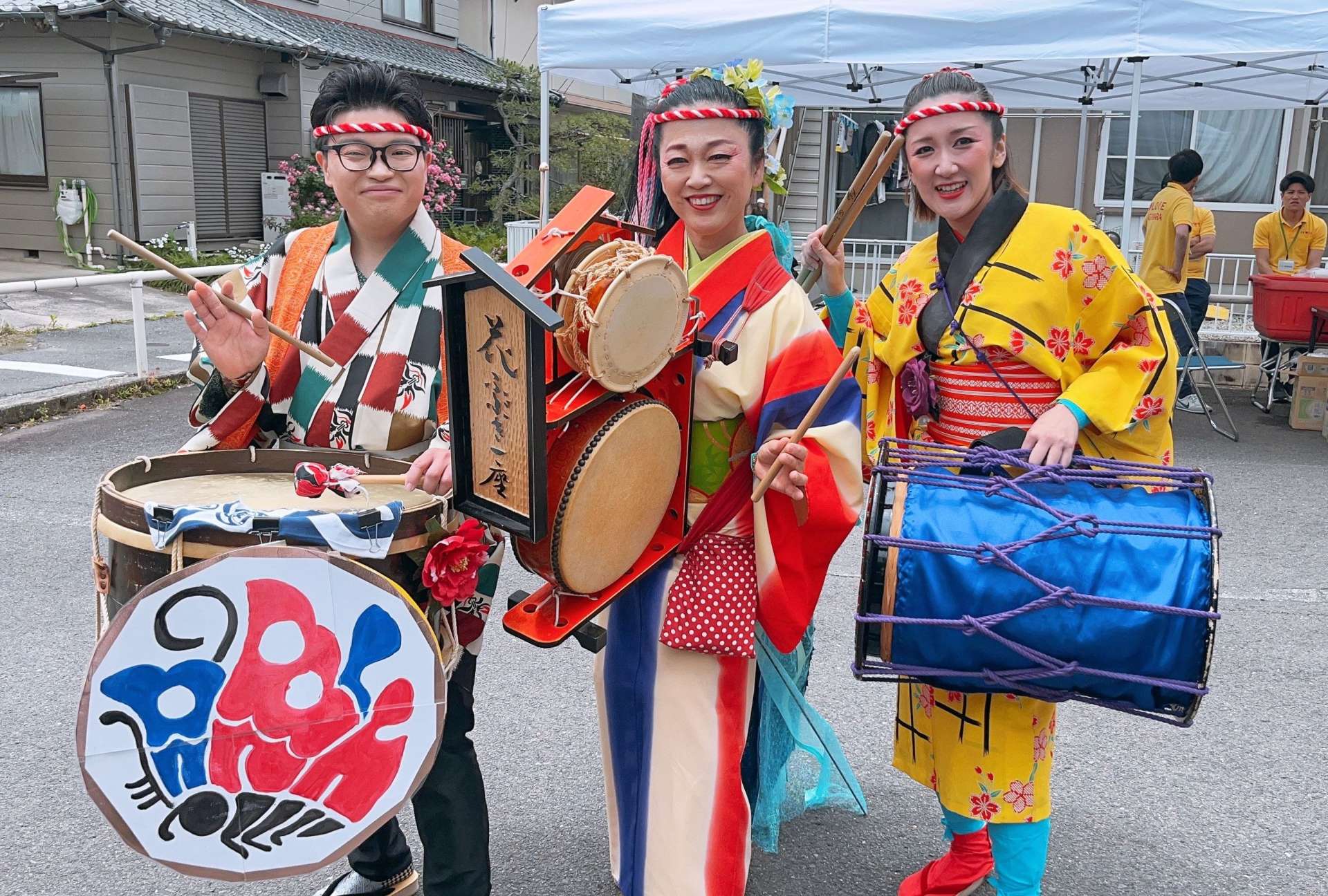 全国選抜チンドンコンクールで準優勝に輝いた「宮崎花ふぶき一座」の（左から）渕野啓太さん、宮田わかなさん、水迫弥生さん＝愛知県一宮市（宮田さん提供）