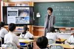 宇宙について講演する高岡泰成さん（中央）＝１３日、肝付町南方の内之浦小学校