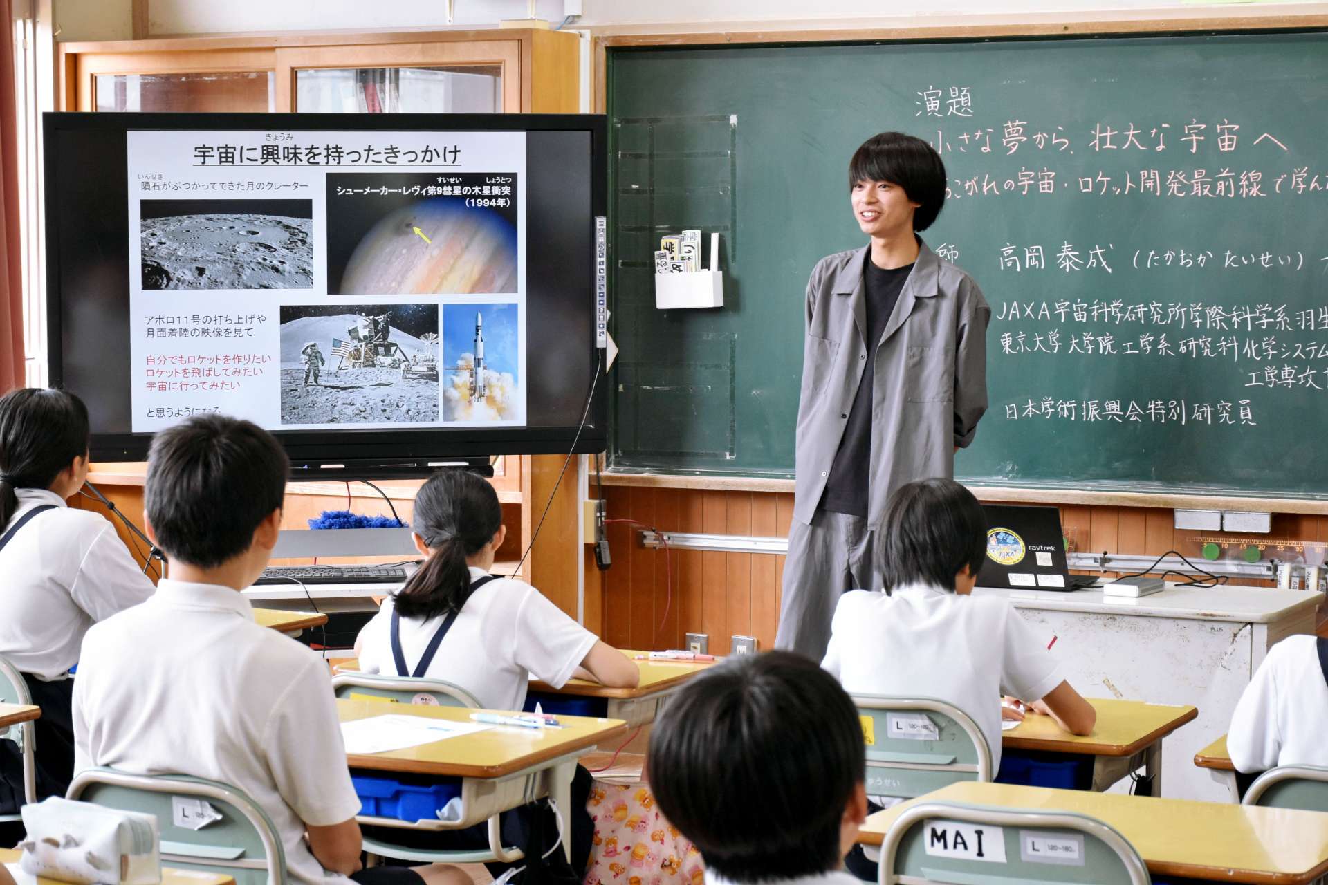 宇宙について講演する高岡泰成さん（中央）＝１３日、肝付町南方の内之浦小学校