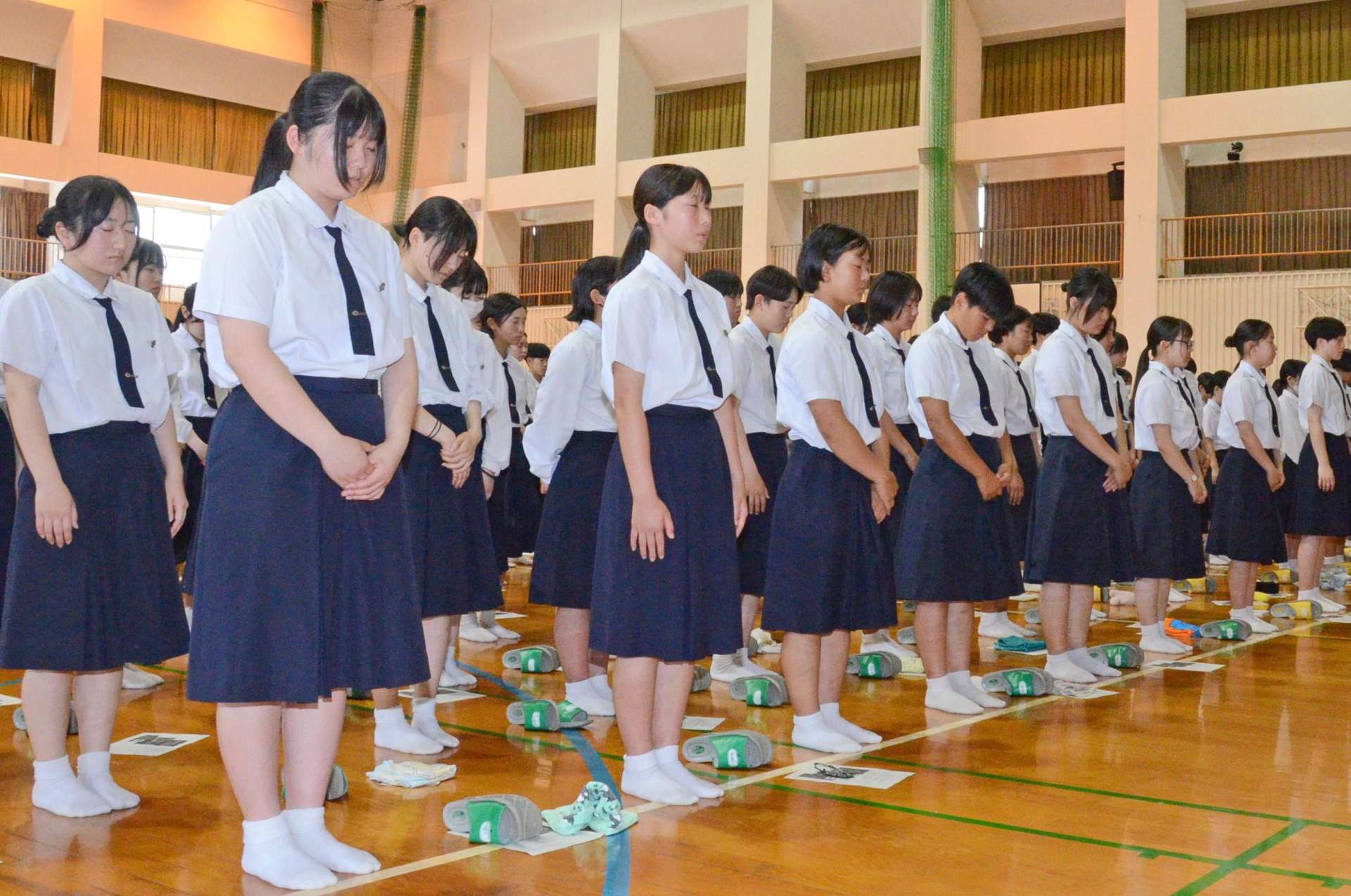 鹿児島大空襲の慰霊式で黙とうする生徒＝１６日、鹿児島市玉里町の鹿児島市立女子高校