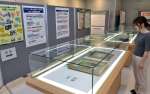 ハンセン病に関する資料が並ぶパネル展＝１６日、鹿児島市の天文館図書館