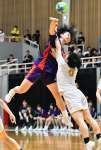 後半、国分中央の池田がシュートを決め１７－１６と勝ち越す＝桷志田体育館