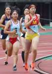 ★★★女子七種競技で優勝した西園麻央（鹿南、右）＝えがお健康スタジアム