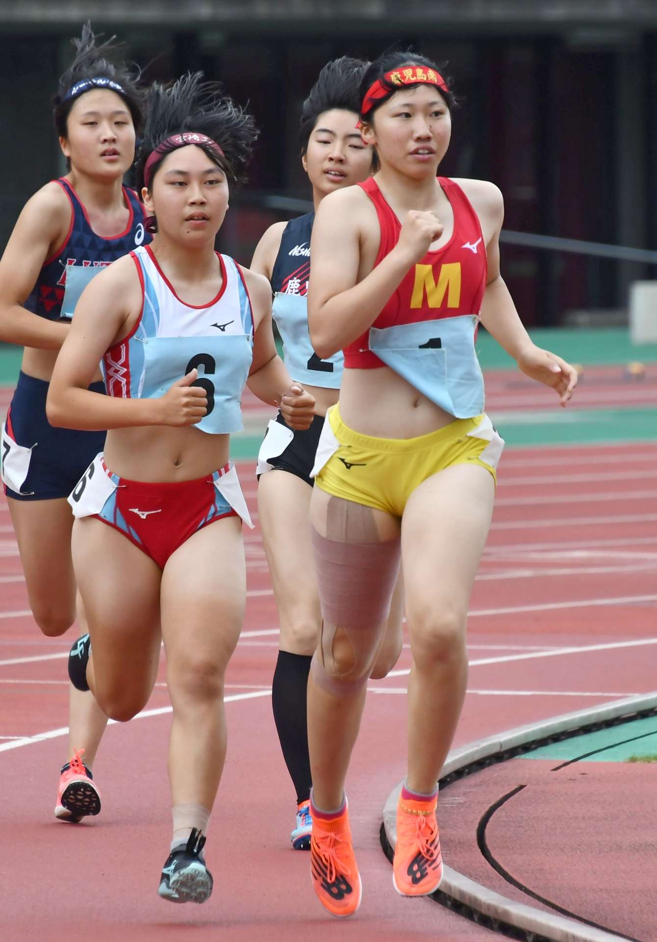 ★★★女子七種競技で優勝した西園麻央（鹿南、右）＝えがお健康スタジアム