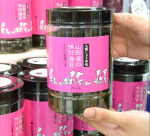 サクラカネヨの「極甘醤油」を使ったノリ＝１６日、鹿児島市の山形屋