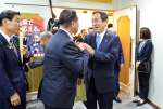 自民党県連大会終了後、来場者と握手を交わす園田修光氏＝１４日、鹿児島市