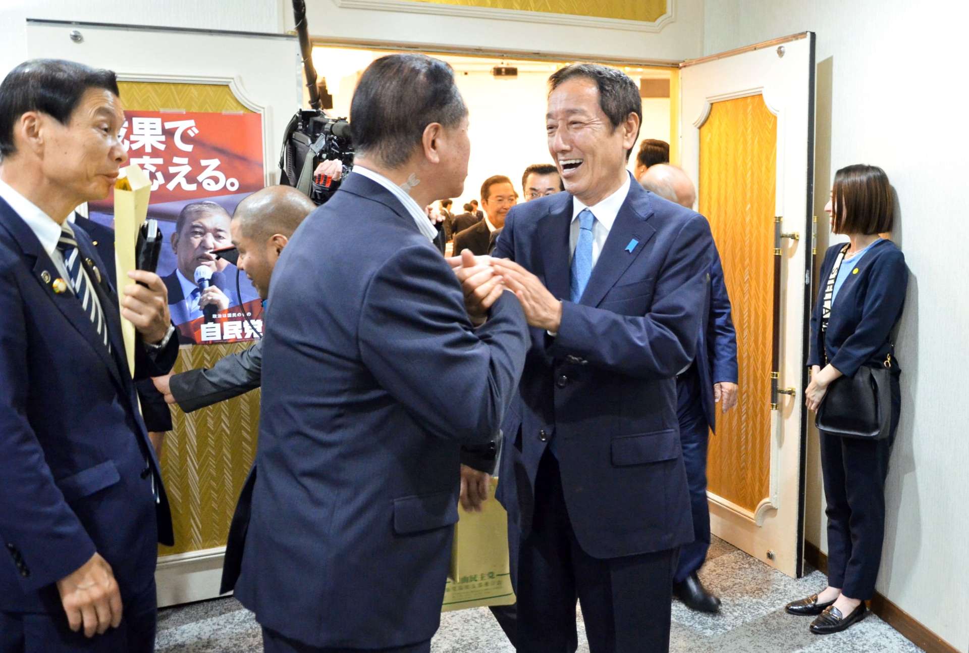 自民党県連大会終了後、来場者と握手を交わす園田修光氏＝１４日、鹿児島市