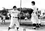 〈資料写真〉投球フォームを指導する塩瀬重輝監督＝１９９８年６月、加治木高グラウンド