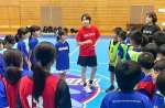 ブルーサクヤジュニアの子どもたちを指導する笠泉里選手（中央）＝霧島市国分野口北（ブルーサクヤ鹿児島提供）