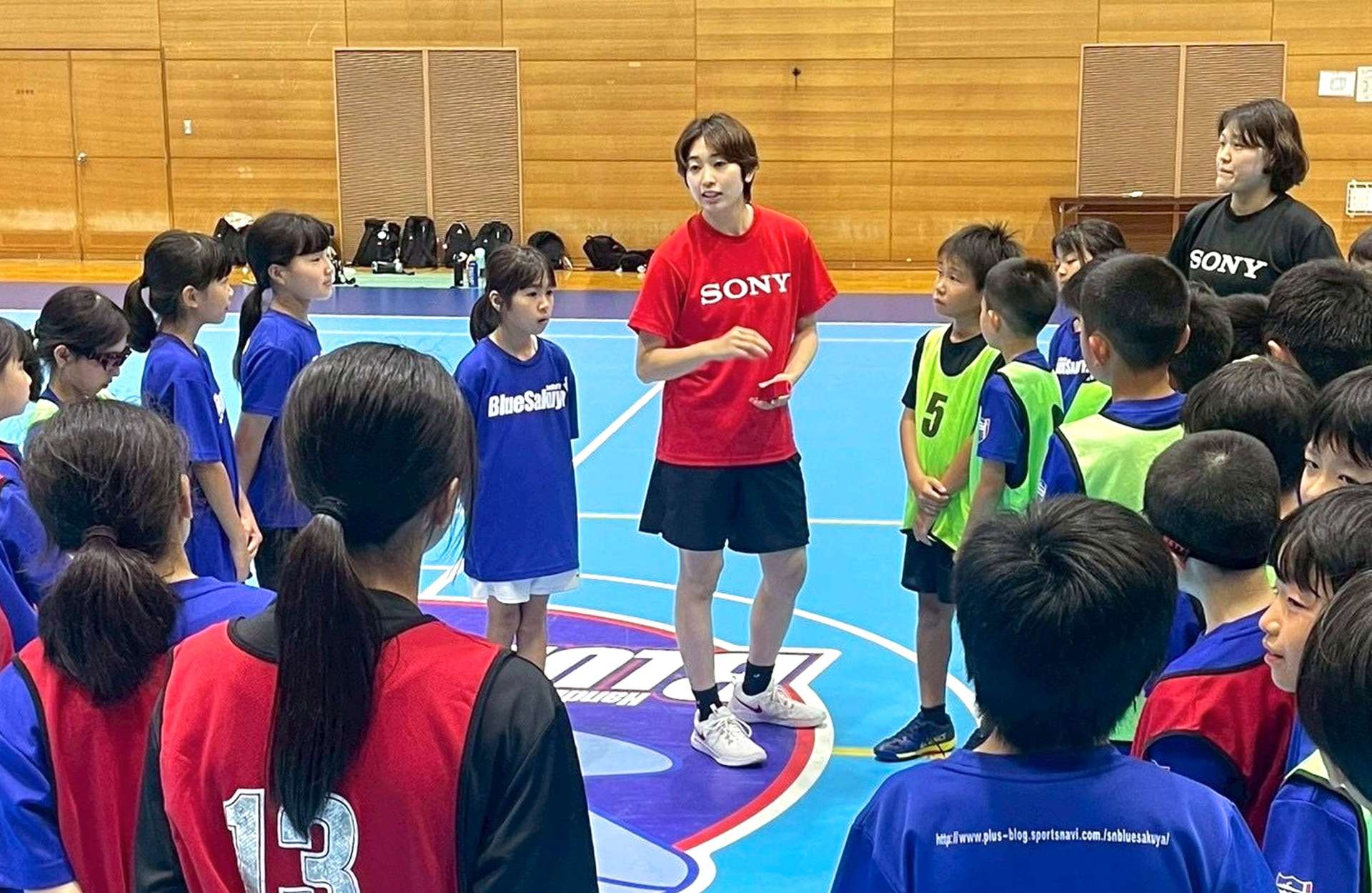 ブルーサクヤジュニアの子どもたちを指導する笠泉里選手（中央）＝霧島市国分野口北（ブルーサクヤ鹿児島提供）