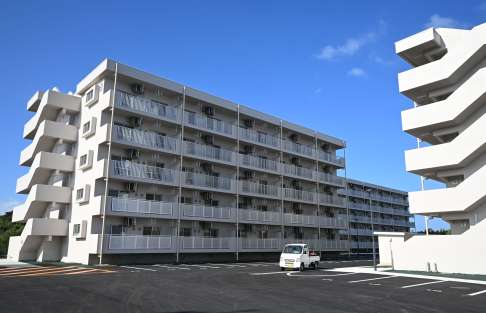 〈西之表市では中断の隊員宿舎、隣町は着々〉完成間近の自衛隊宿舎＝１７日、中種子町野間