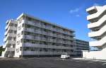 〈西之表市では中断の隊員宿舎、隣町は着々〉完成間近の自衛隊宿舎＝１７日、中種子町野間