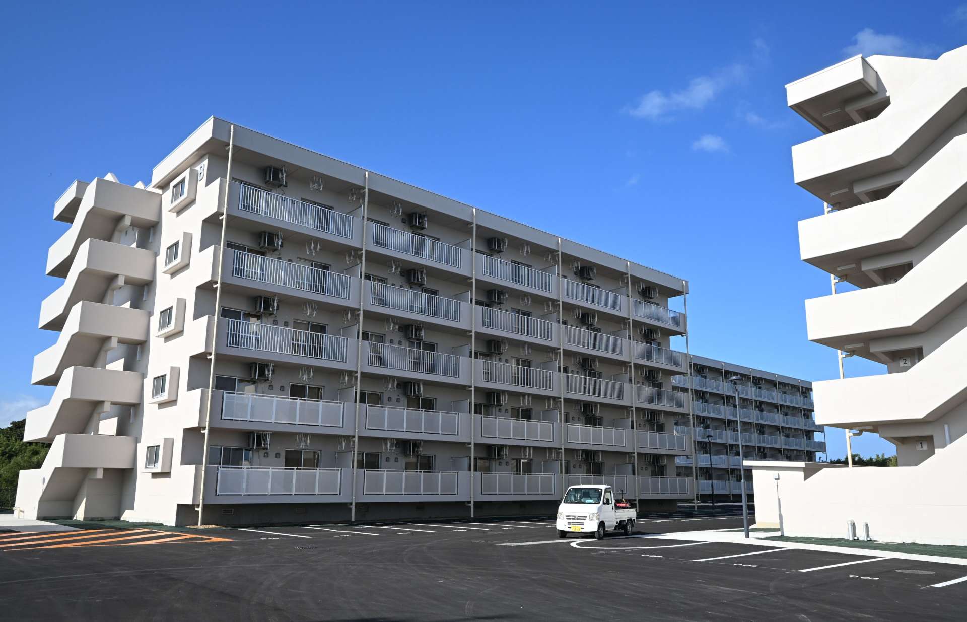 〈西之表市では中断の隊員宿舎、隣町は着々〉完成間近の自衛隊宿舎＝１７日、中種子町野間