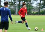 笑顔を浮かべながらボールを運ぶＤＦ相馬＝ユニータ