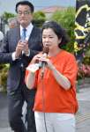 立憲民主党の岡田克也常任顧問の応援を受け、街頭演説する尾〓朋実氏＝５月１０日、鹿屋市