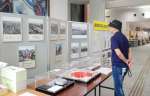 終戦後の写真や市民からの寄贈品が並ぶ会場＝鹿児島市荒田１丁目のサンエールかごしま