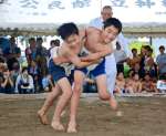 土俵際で競り合う児童＝枕崎市立神本町の駒場公園相撲場