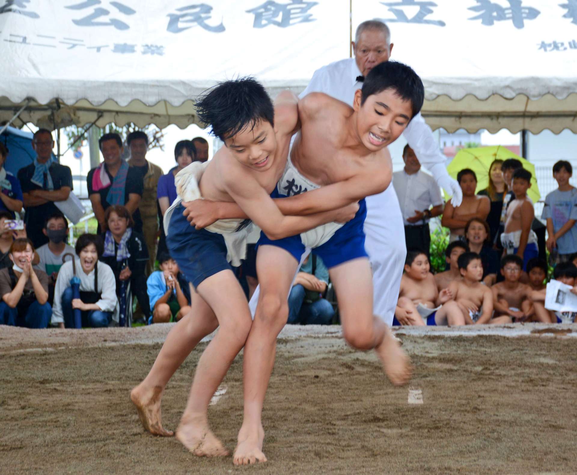 土俵際で競り合う児童＝枕崎市立神本町の駒場公園相撲場