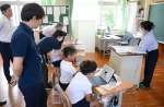 タブレット端末で新聞記事を読み込む児童＝１８日、南九州市知覧の中福良小学校