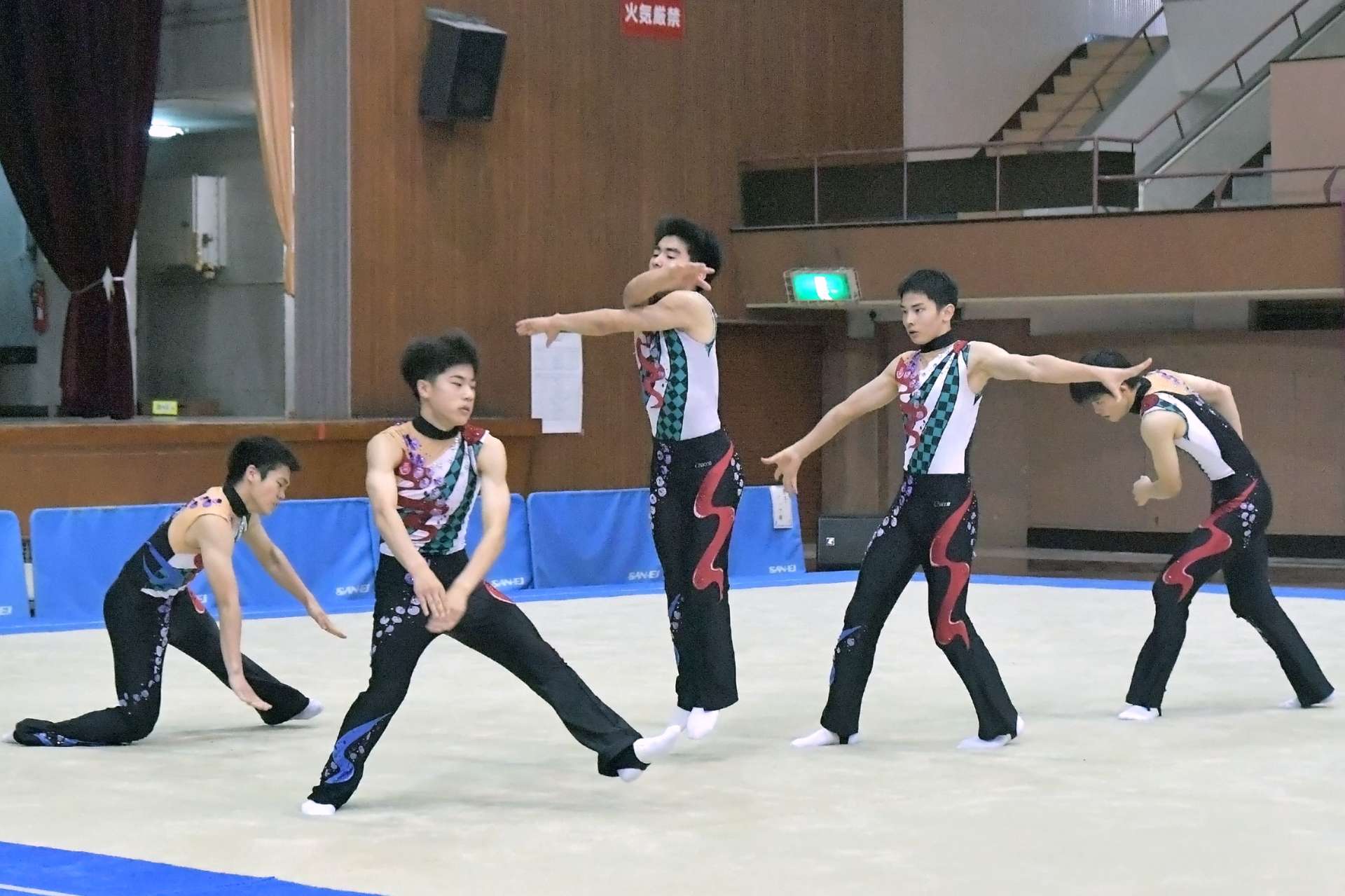 力強い演技を見せる男子の鹿児島実＝県体育館