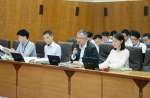 新総合体育館について委員に説明する当局＝１８日、県議会全員協議会室