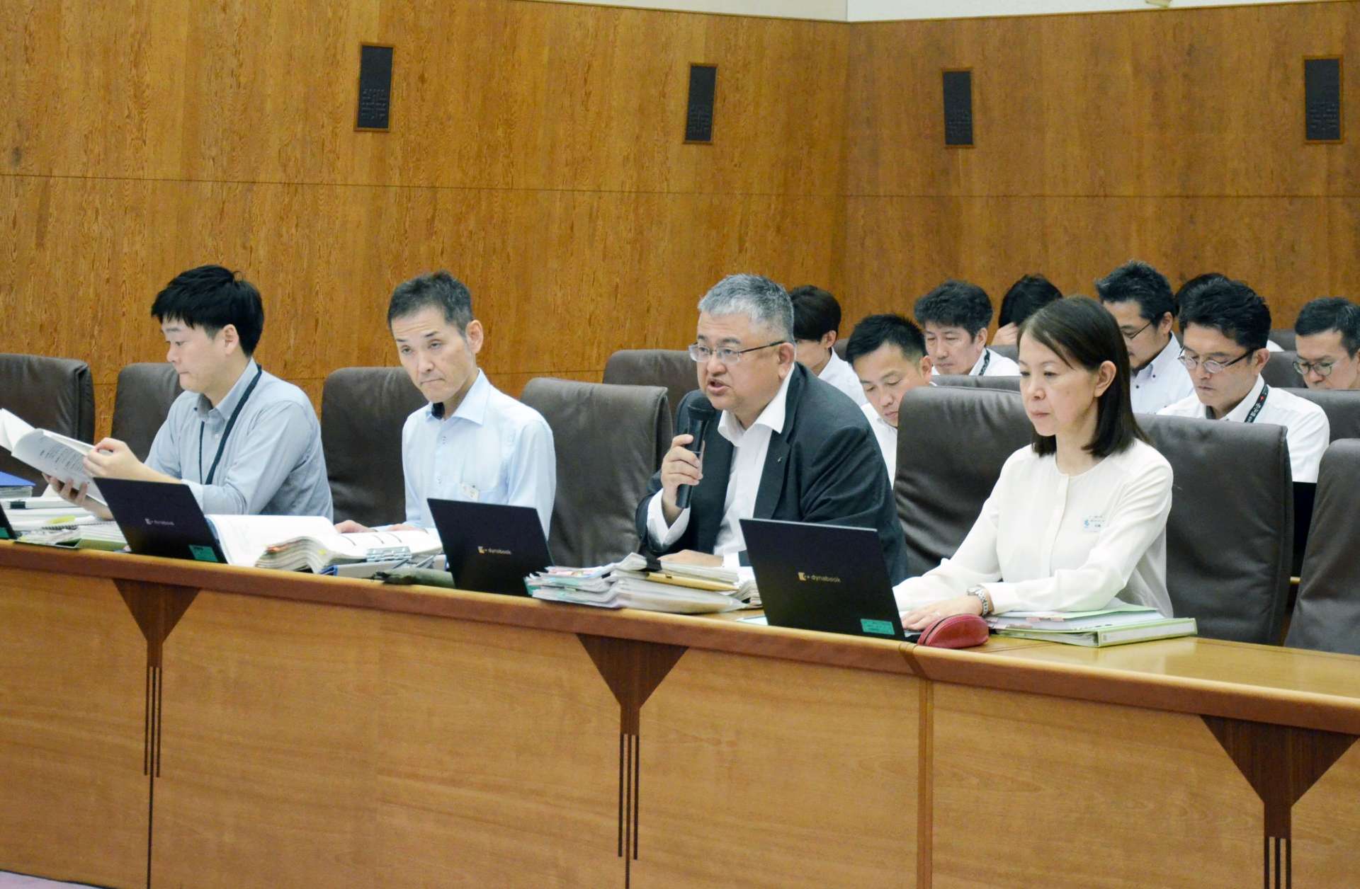 新総合体育館について委員に説明する当局＝１８日、県議会全員協議会室