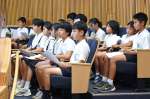一般質問を傍聴する児童＝１６日、出水市議会
