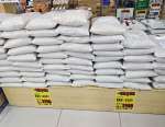 随契備蓄米が並ぶ「ショッピングセンターふくり」のコメ売り場＝１８日、喜界町（同店提供）