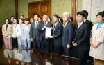 再審制度見直しの改正法案を衆院に提出する野党６党の代表者ら＝１８日、国会