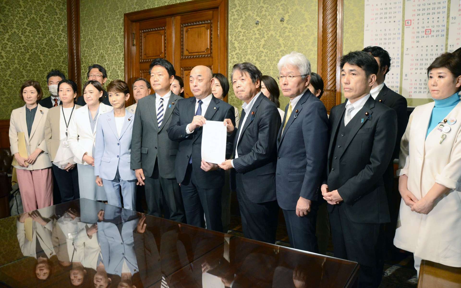 再審制度見直しの改正法案を衆院に提出する野党６党の代表者ら＝１８日、国会