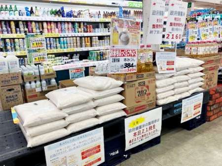 随契備蓄米が並んだ「ライフセンターヤクデン」のコメ売り場＝１８日、屋久島町（同店提供）