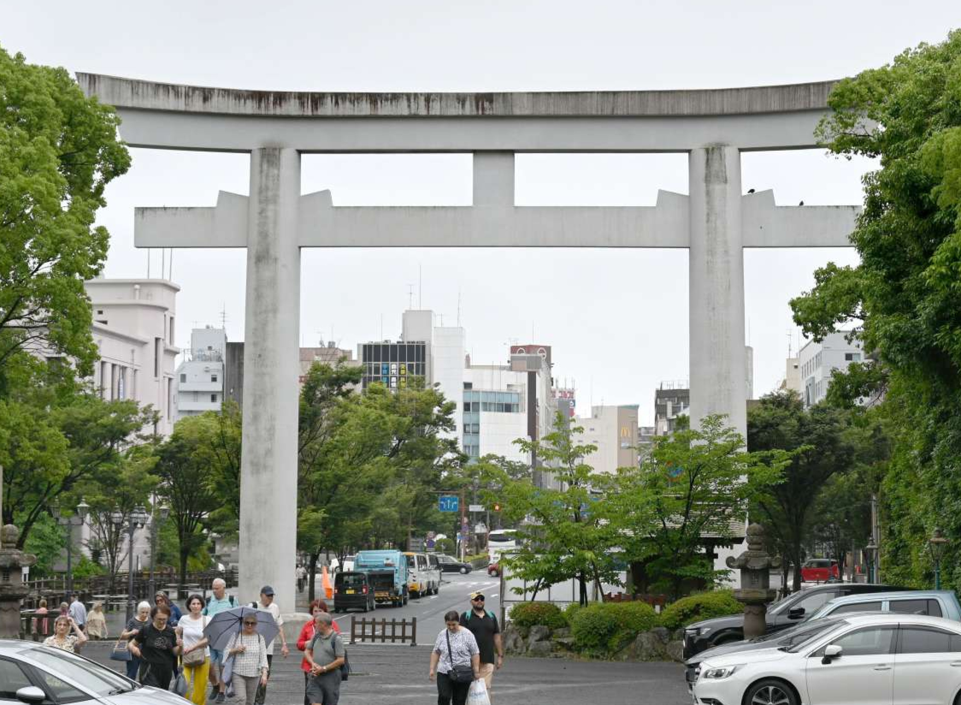 復興した街を見守る照国神社の大鳥居＝鹿児島市照国町
