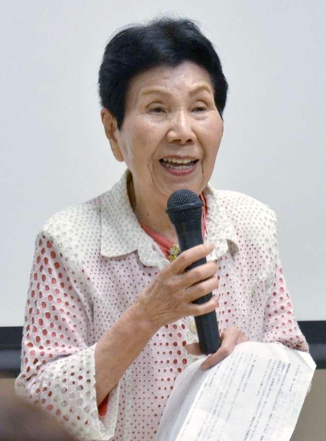 講演で再審制度の見直しを訴える袴田ひで子さん＝１４日、鹿児島市
