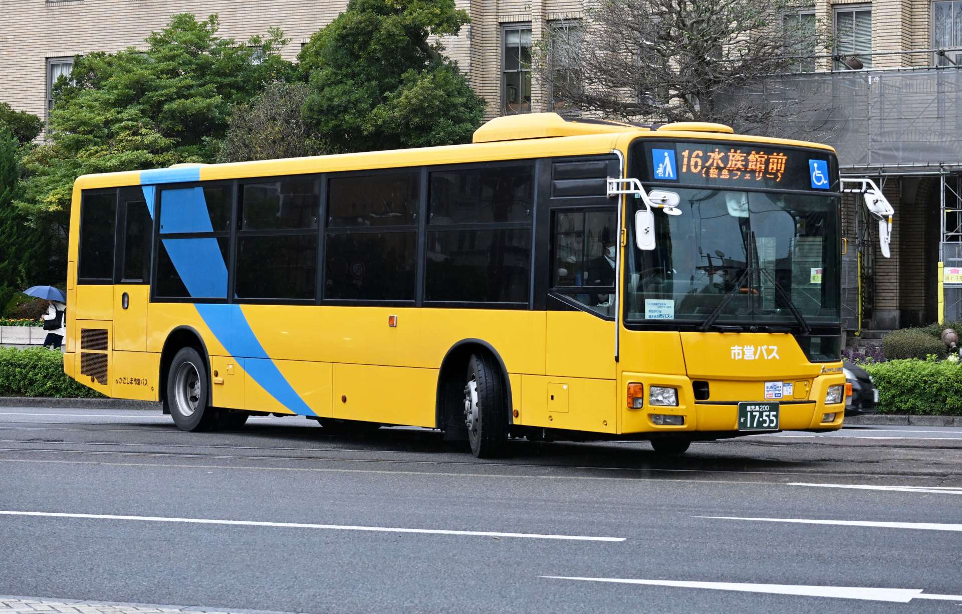 市街地を走る鹿児島市営バス＝鹿児島市易居町
