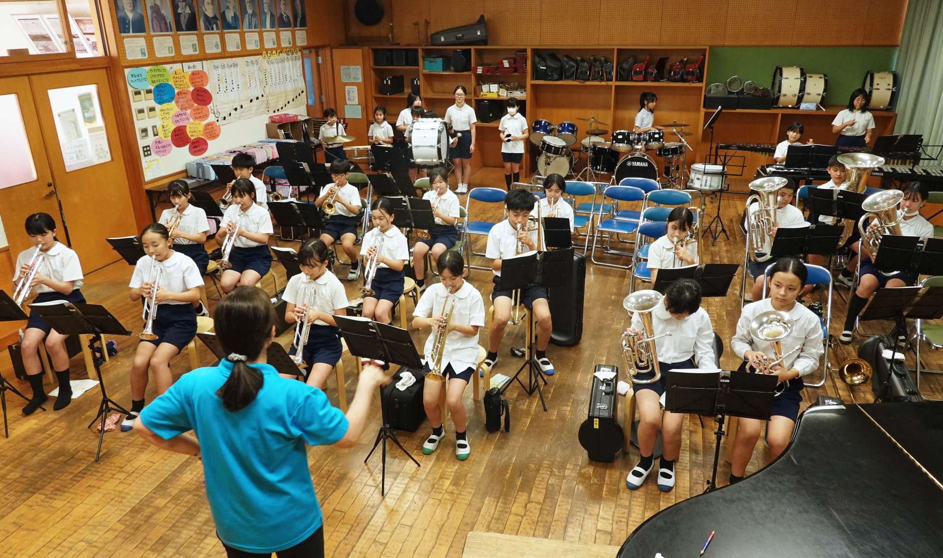 コンサート出演に向けて練習に励む児童＝鹿屋市の鹿屋小学校