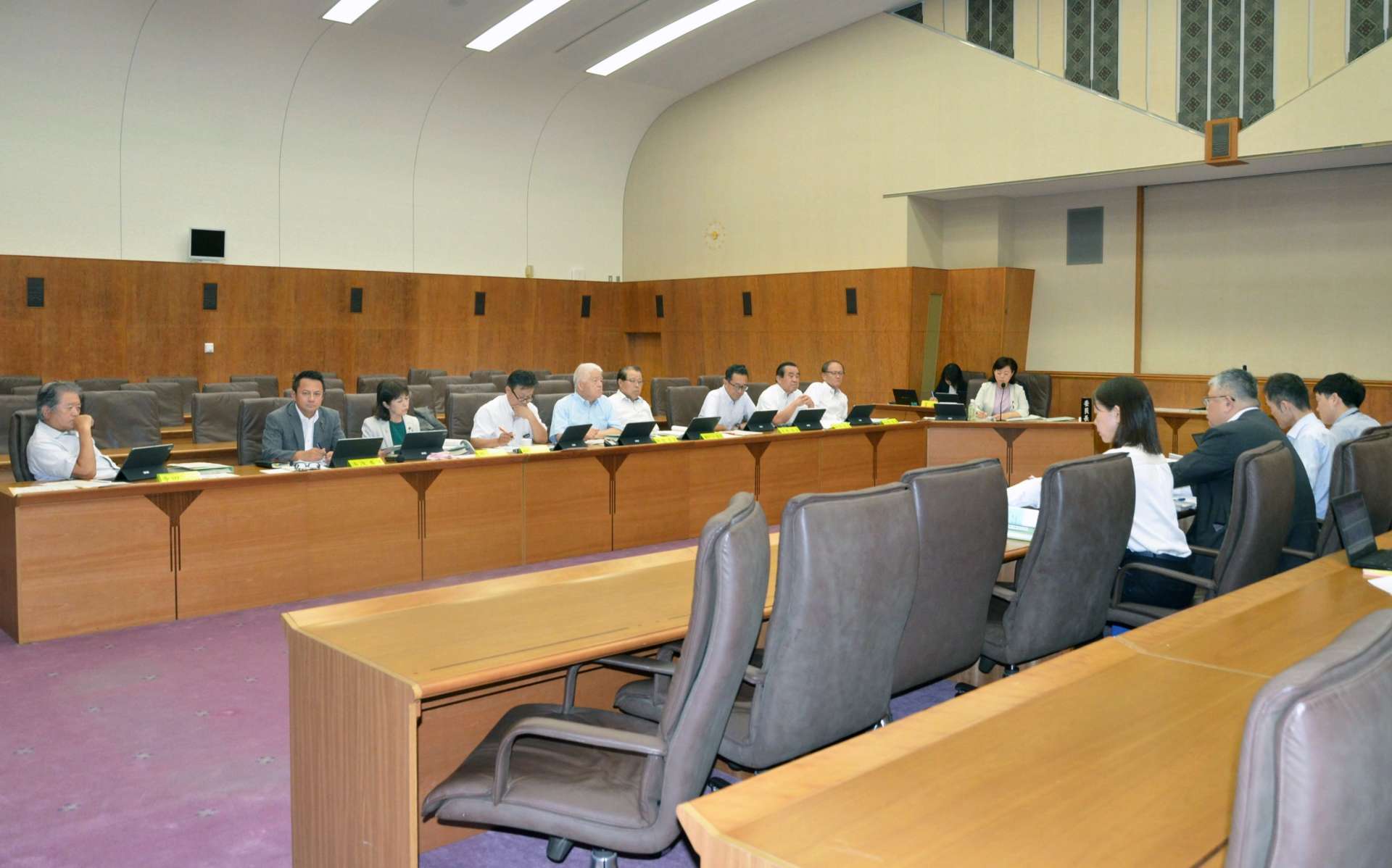新総合体育館整備事業について質疑を交わす委員ら＝１８日、県議会